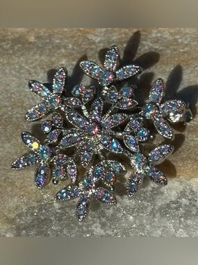 😍 Aurora Borealis AB Rhinestone Floral Snowflake Brooch